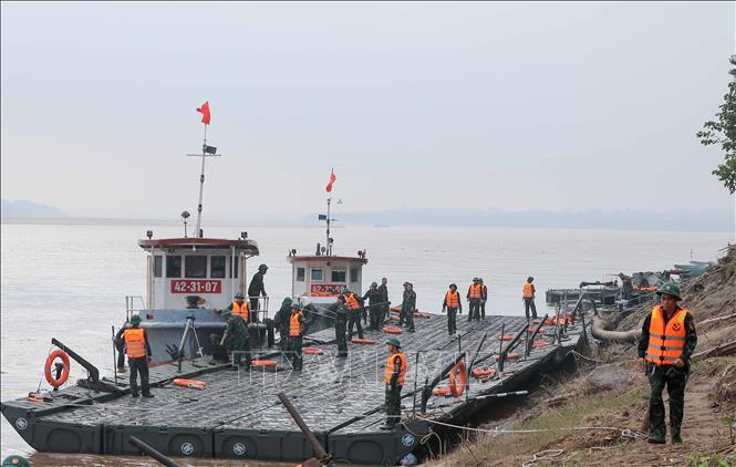 Đang lắp đặt cầu phao Phong Châu- Ảnh 5.