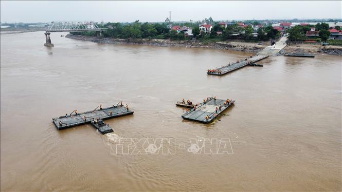 Đang lắp đặt cầu phao Phong Châu- Ảnh 14.