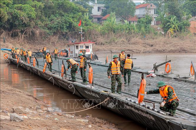 Đang lắp đặt cầu phao Phong Châu- Ảnh 4.