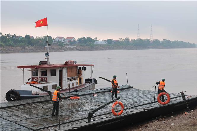 Đang lắp đặt cầu phao Phong Châu- Ảnh 7.