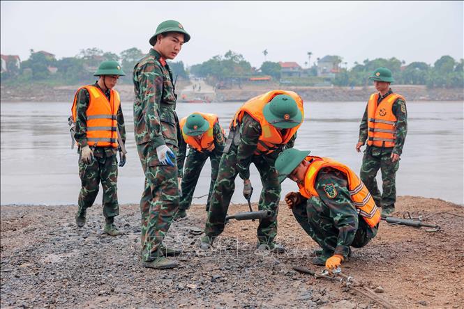 Đang lắp đặt cầu phao Phong Châu- Ảnh 1.