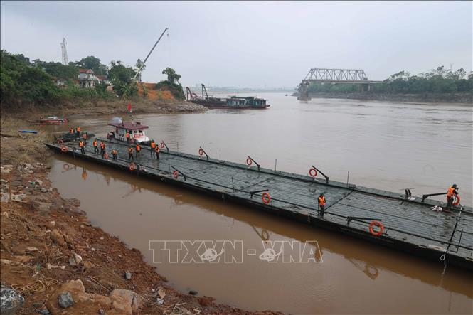 Đang lắp đặt cầu phao Phong Châu- Ảnh 8.