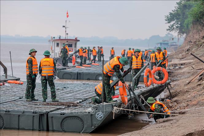 Đang lắp đặt cầu phao Phong Châu- Ảnh 9.