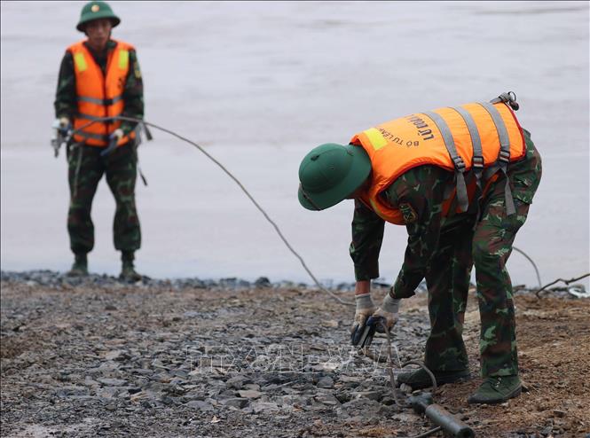 Đang lắp đặt cầu phao Phong Châu- Ảnh 2.