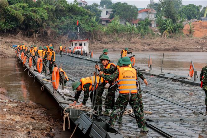 Đang lắp đặt cầu phao Phong Châu- Ảnh 10.