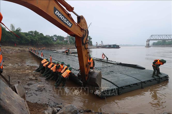 Đang lắp đặt cầu phao Phong Châu- Ảnh 11.