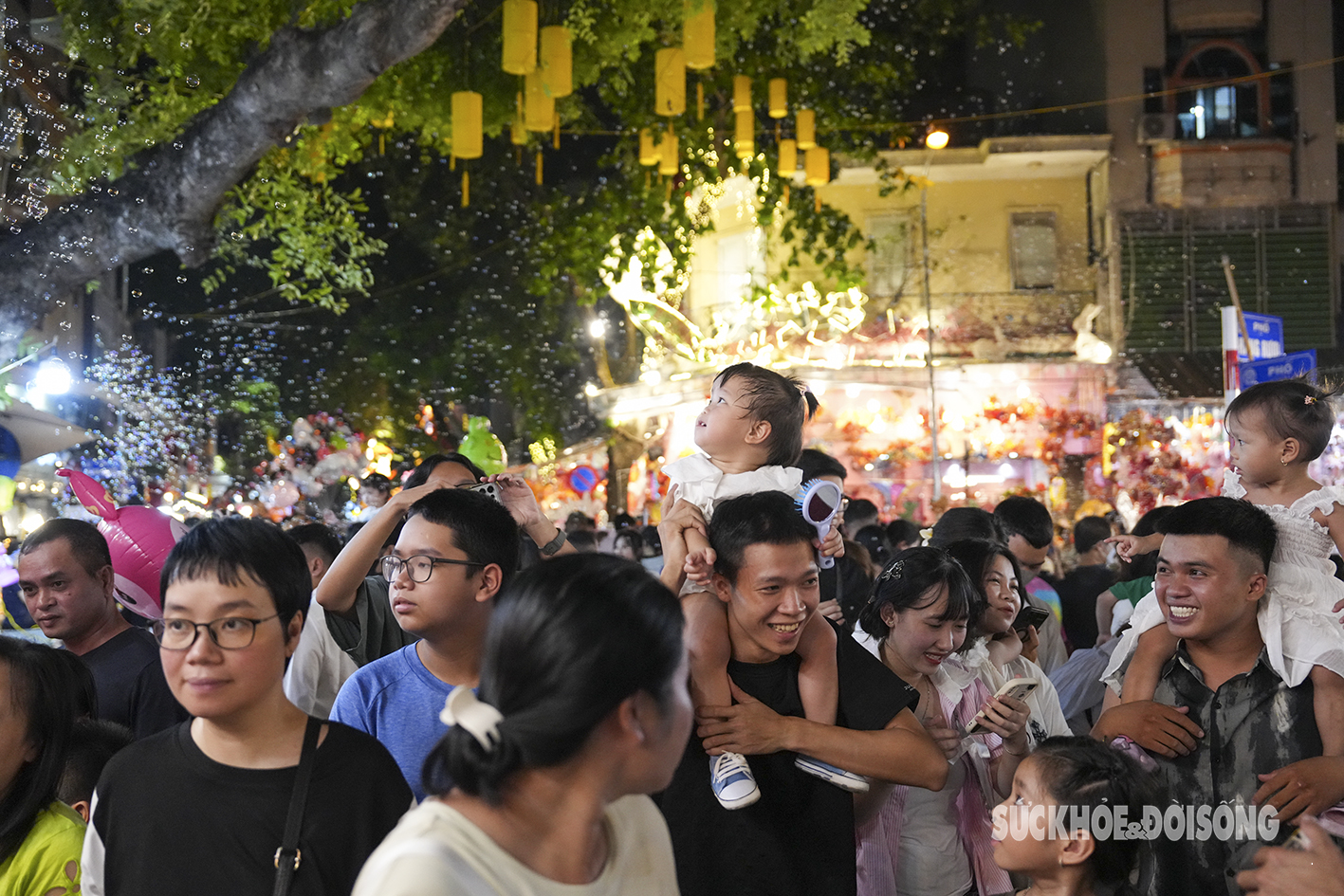 Chen chân ‘đội mưa bong bóng’ chơi Trung thu sớm ở phố cổ Hà Nội- Ảnh 5.