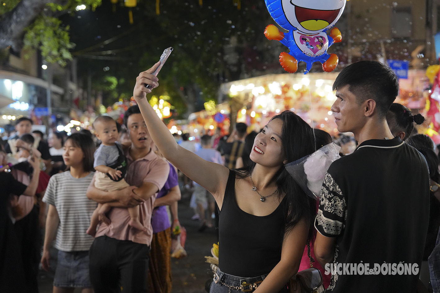 Chen chân ‘đội mưa bong bóng’ chơi Trung thu sớm ở phố cổ Hà Nội- Ảnh 10.