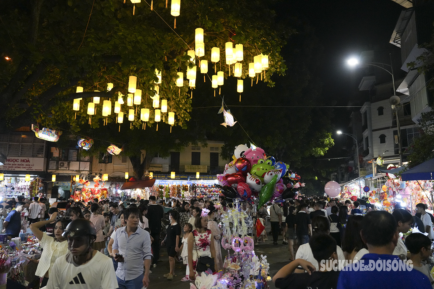 Chen chân ‘đội mưa bong bóng’ chơi Trung thu sớm ở phố cổ Hà Nội- Ảnh 1.