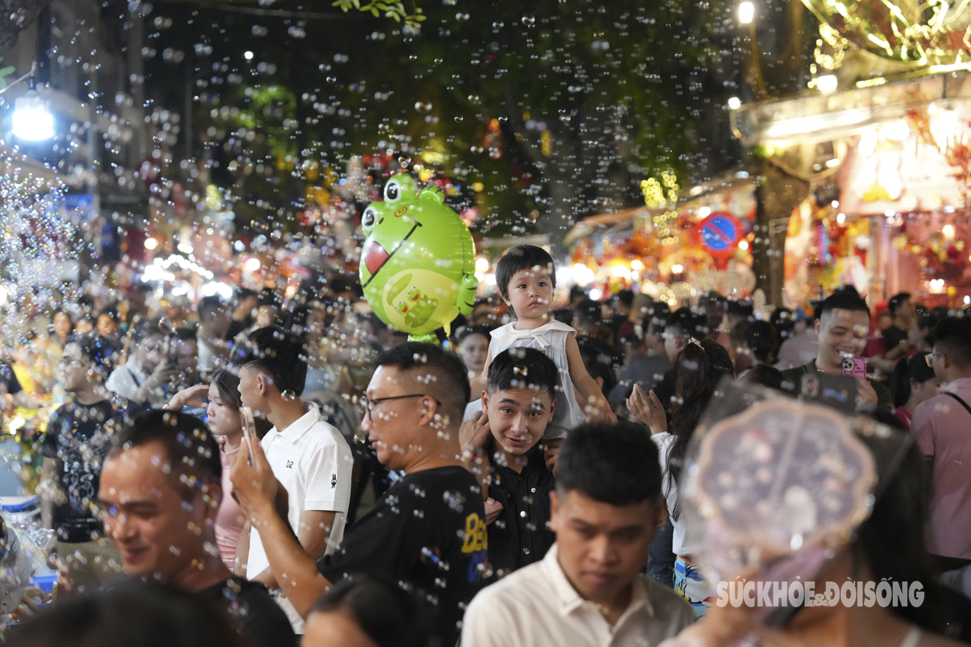 Chen chân ‘đội mưa bong bóng’ chơi Trung thu sớm ở phố cổ Hà Nội- Ảnh 8.