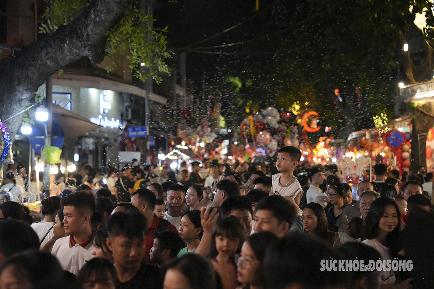 Chen chân ‘đội mưa bong bóng’ chơi Trung thu sớm ở phố cổ Hà Nội- Ảnh 12.