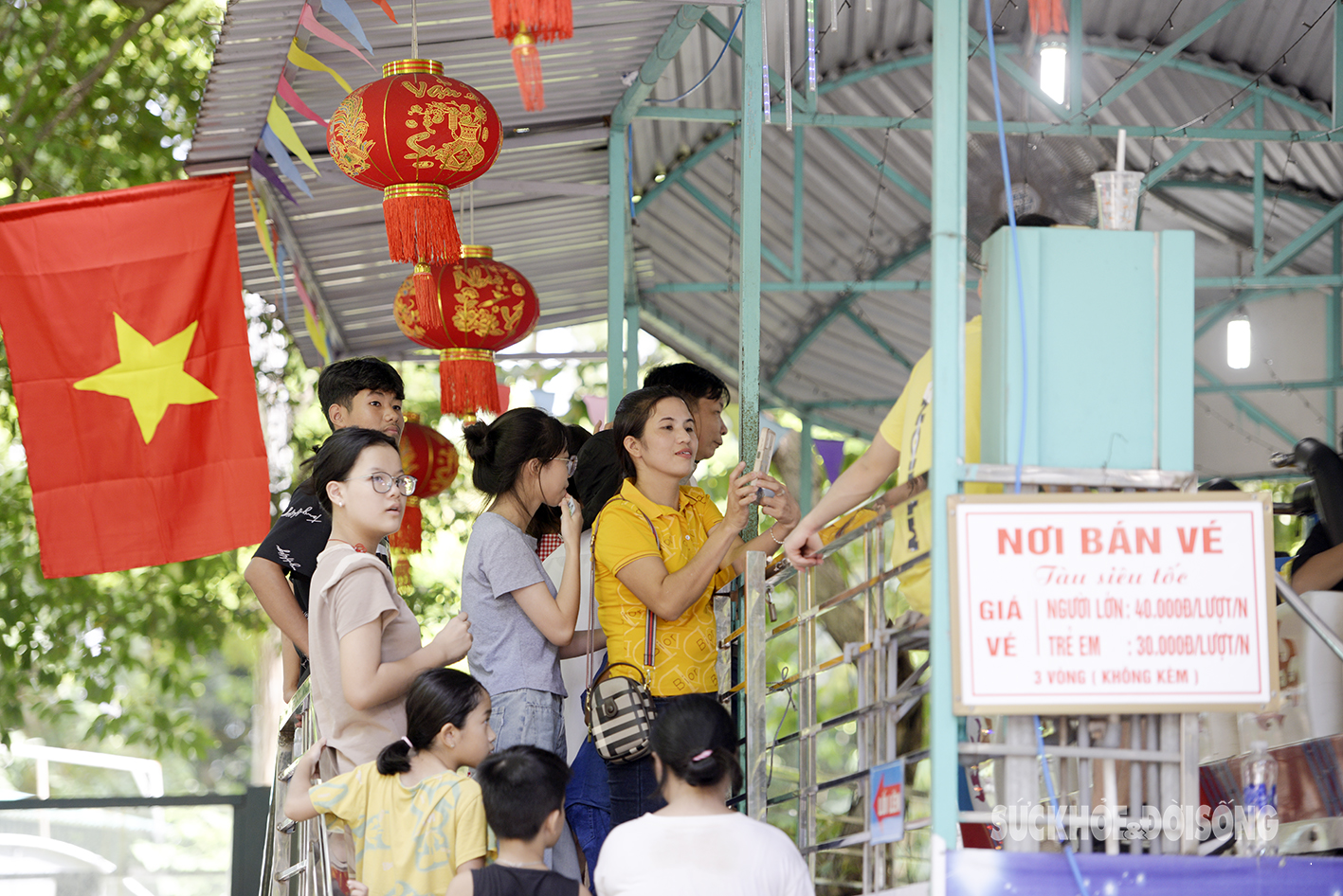 Mặc nắng nóng, hàng nghìn người vẫn đổ về Công viên Thủ Lệ trong ngày cuối cùng của dịp nghỉ lễ- Ảnh 12.