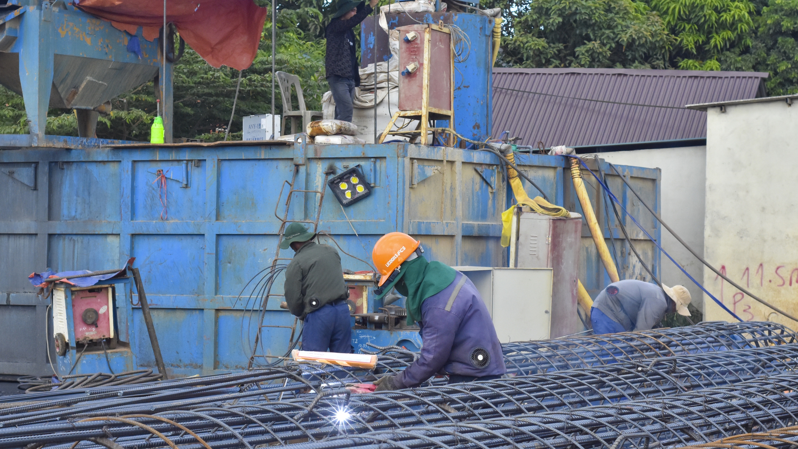 Hàng trăm công nhân xuyên lễ thi công cao tốc nghìn tỷ- Ảnh 3.