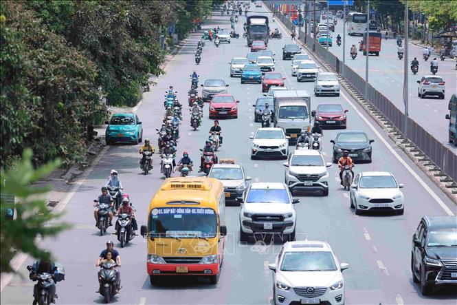 Người dân 'tay xách, nách mang' trở lại sau kỳ nghỉ lễ, các cửa ngõ Thủ đô đang dần ùn tắc- Ảnh 1.