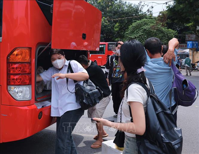 Người dân 'tay xách, nách mang' trở lại sau kỳ nghỉ lễ, các cửa ngõ Thủ đô đang dần ùn tắc- Ảnh 13.