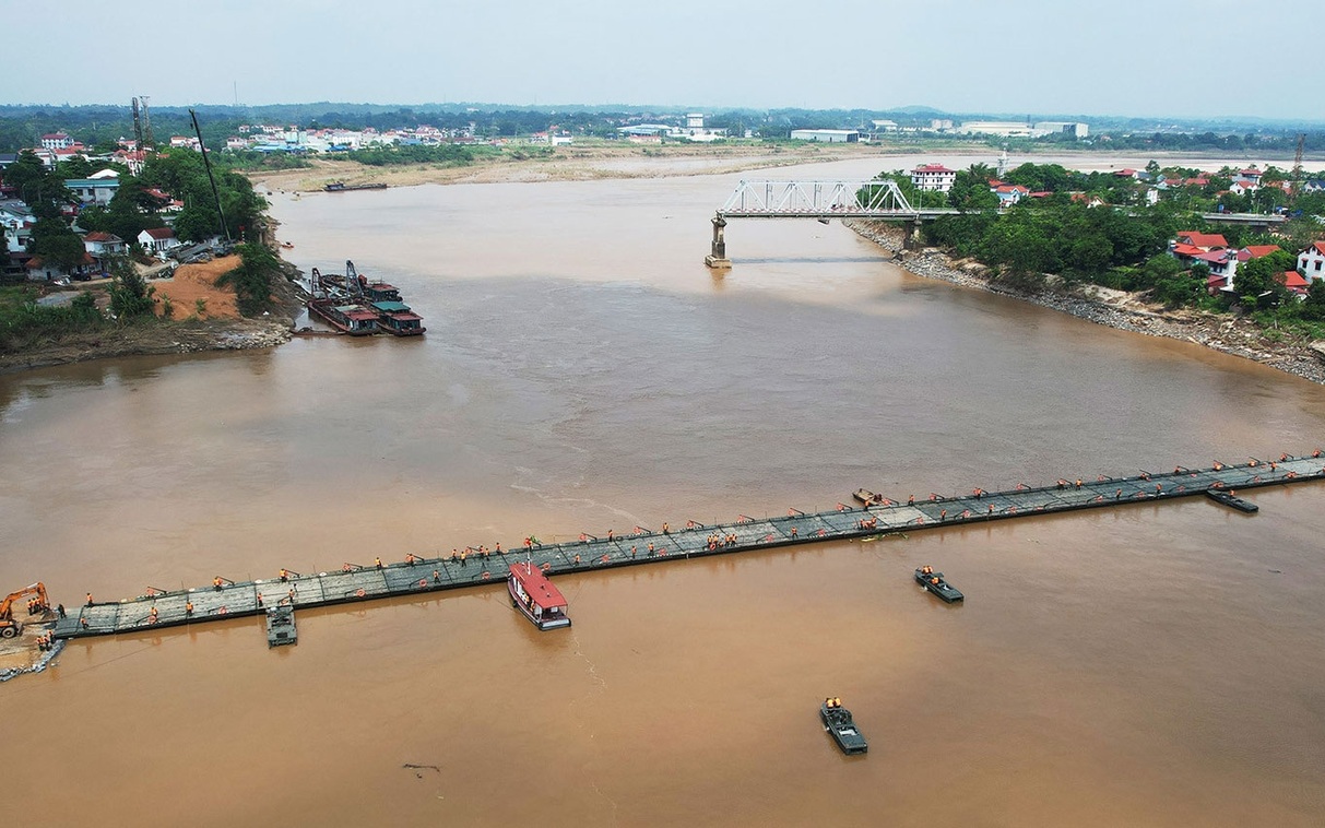 Những phương tiện nào được lưu thông qua cầu phao Phong Châu?