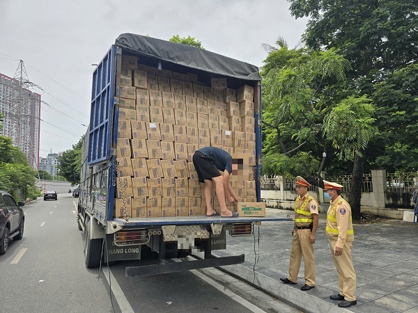 Phát hiện 9 tấn bánh kẹo, bánh trung thu, rượu nghi nhập lập đang đưa về La Phù, Hoài Đức - Ảnh 1.