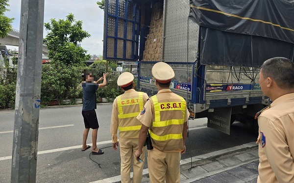 Phát hiện 9 tấn bánh kẹo, bánh trung thu, rượu nghi nhập lập đang đưa về La Phù, Hoài Đức 