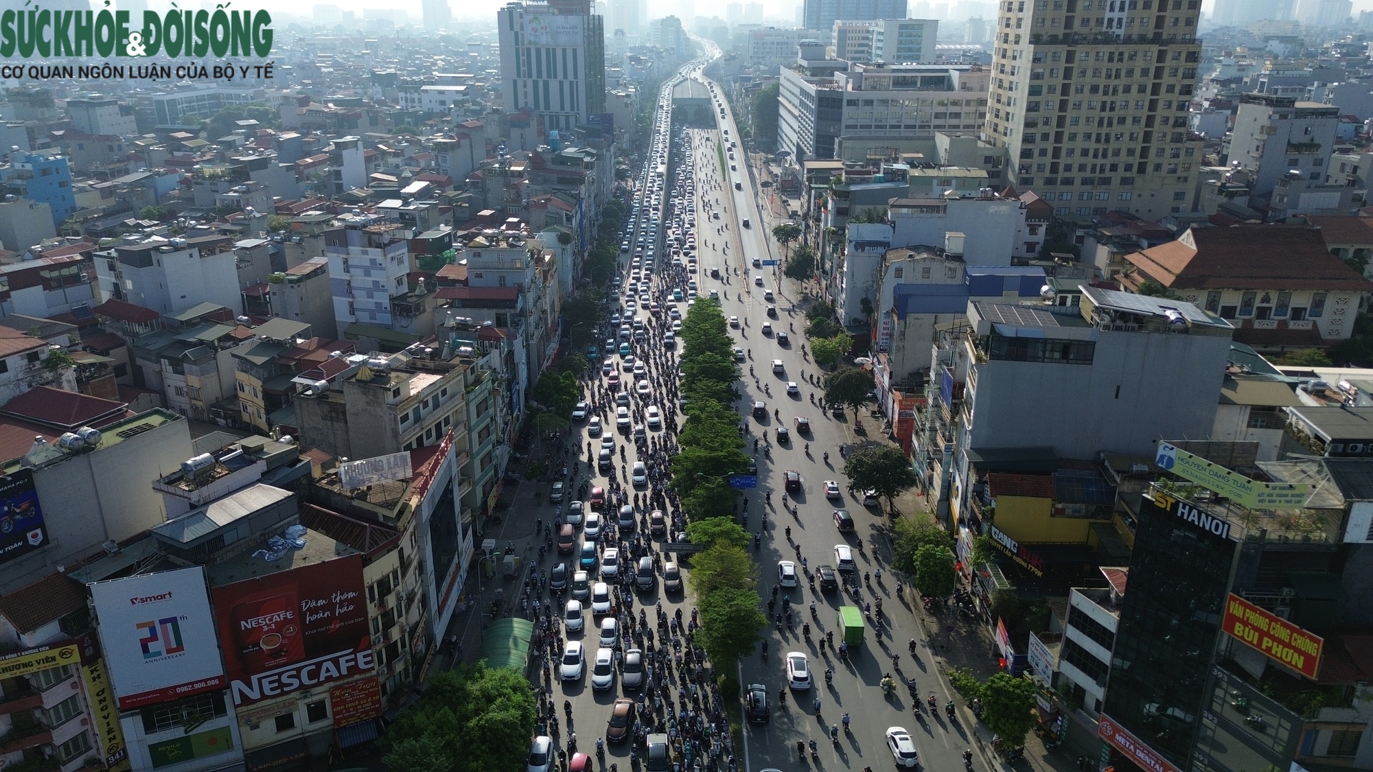 Giao thông Thủ đô lại đông đúc, người dân chen chúc trên đường- Ảnh 3.