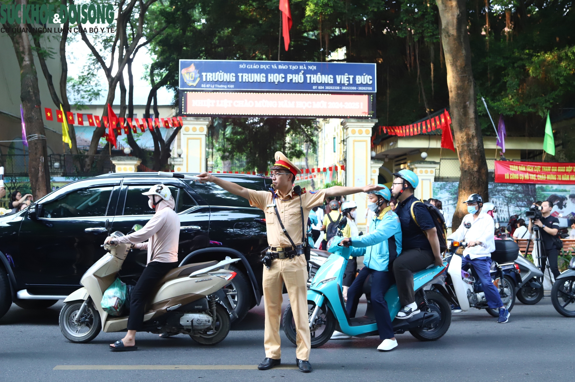 Công an Hà Nội ra quân bảo đảm an toàn giao thông ngày khai giảng- Ảnh 2.