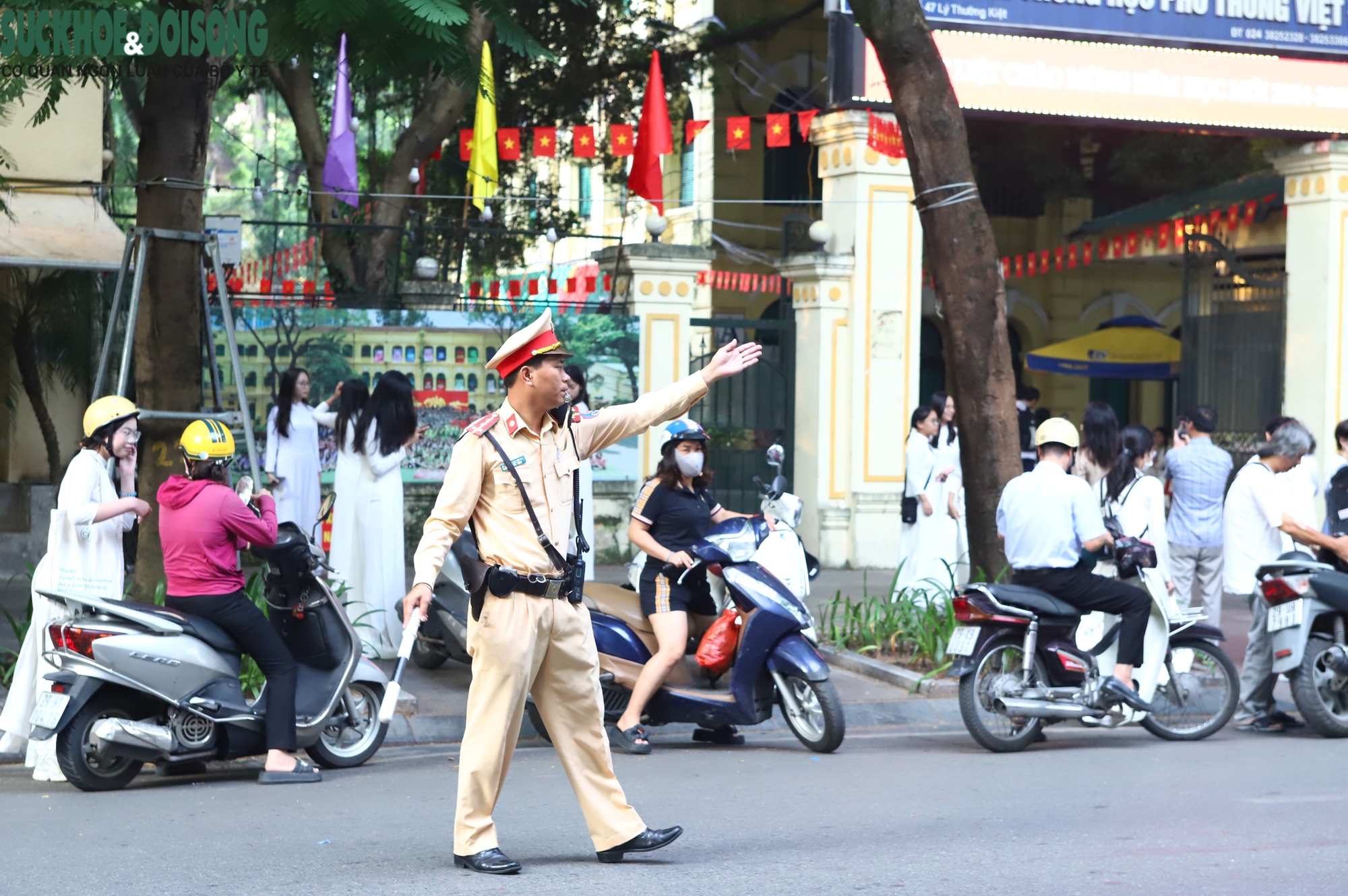 Công an Hà Nội ra quân bảo đảm an toàn giao thông ngày khai giảng- Ảnh 4.