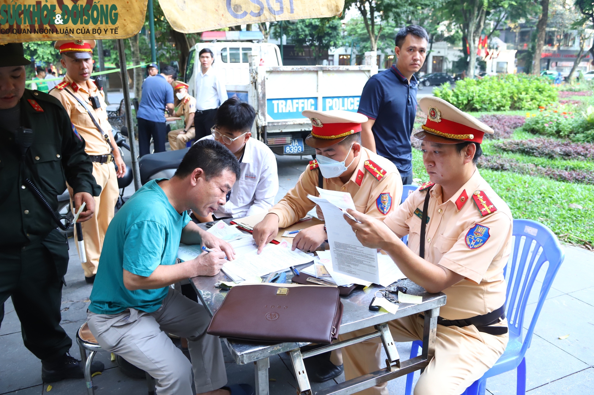 Công an Hà Nội ra quân bảo đảm an toàn giao thông ngày khai giảng- Ảnh 11.