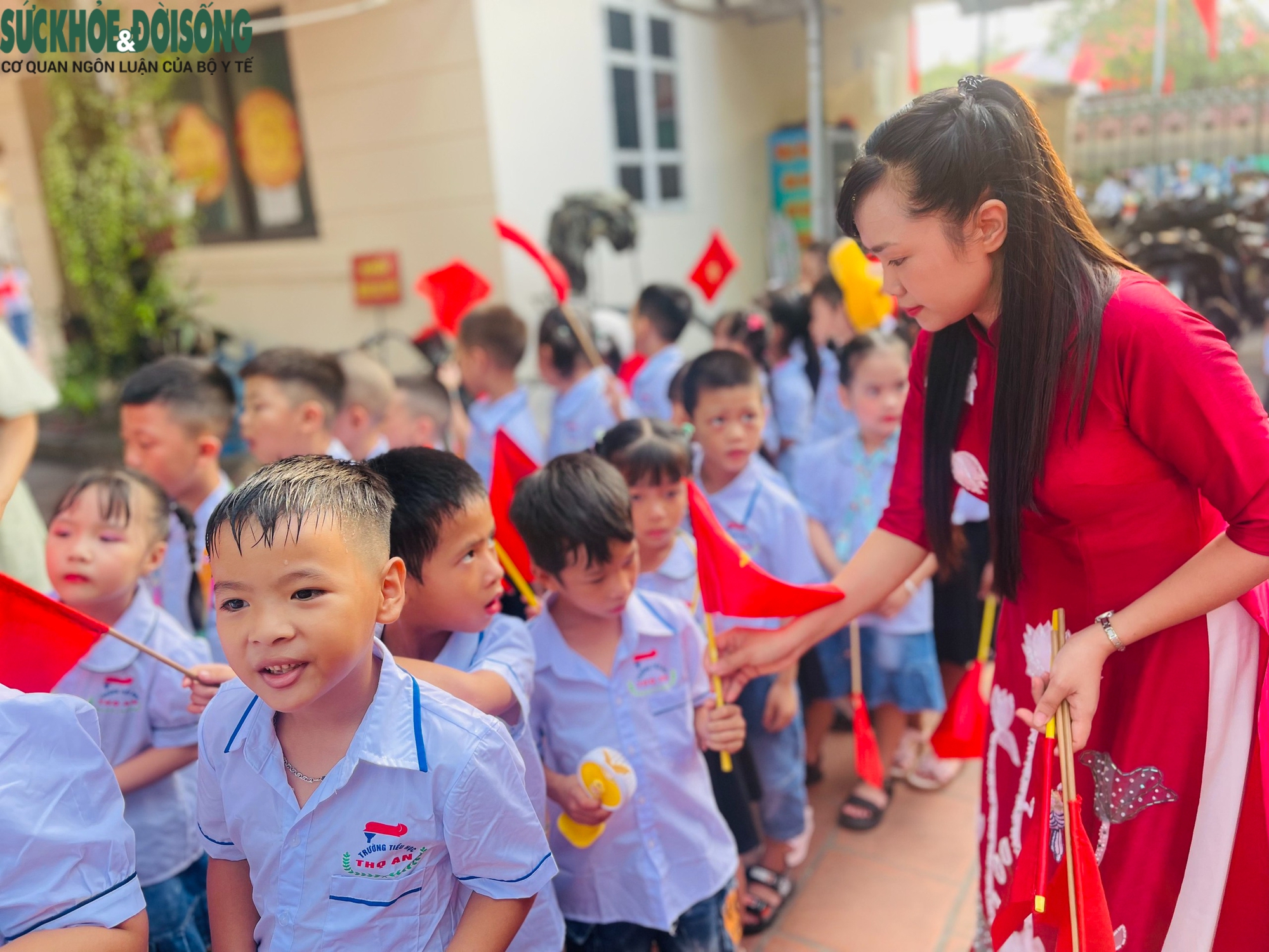 Học sinh Hà Nội rộn ràng trong ngày khai giảng năm học mới- Ảnh 9.