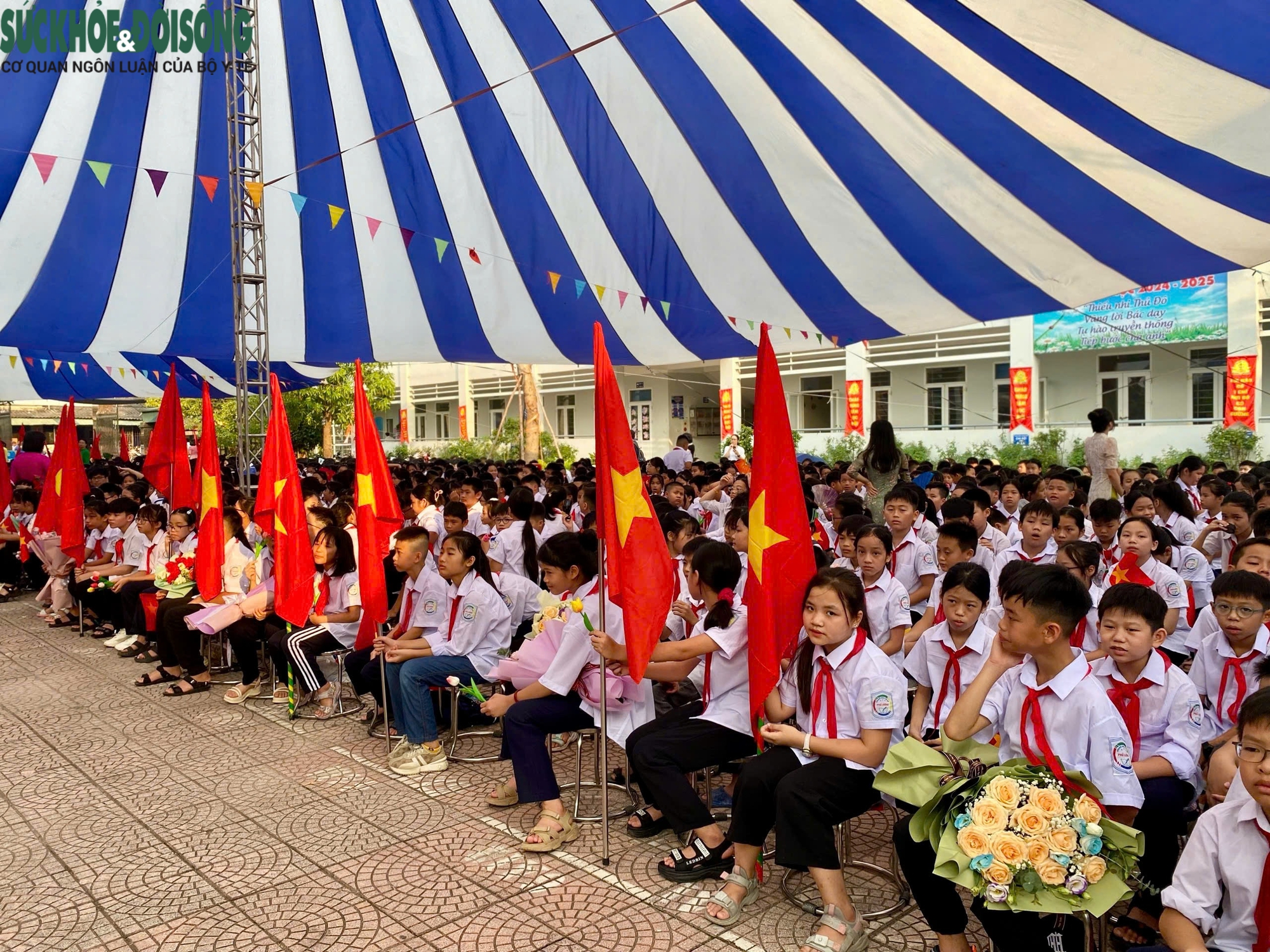 Học sinh Hà Nội rộn ràng trong ngày khai giảng năm học mới- Ảnh 13.