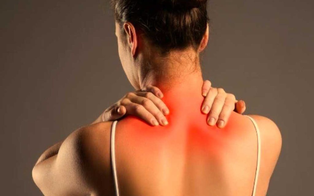 Đau cổ vai gáy khi ngủ dậy phải làm sao?- Ảnh 3. Triệu chứng cảnh báo cần đi khám đau cổ vai gáy