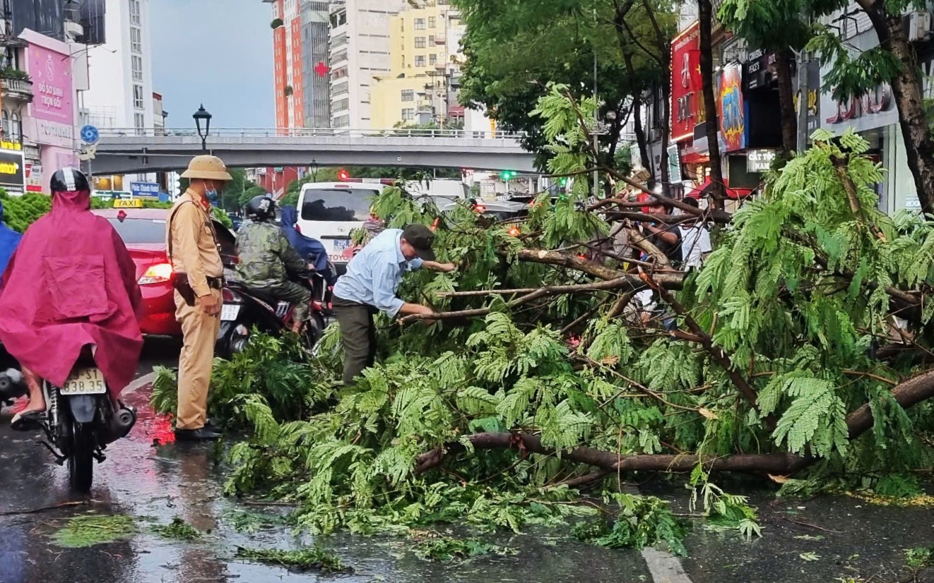 Những điều cần đặc biệt chú ý khi tham gia giao thông trong thời tiết mưa bão