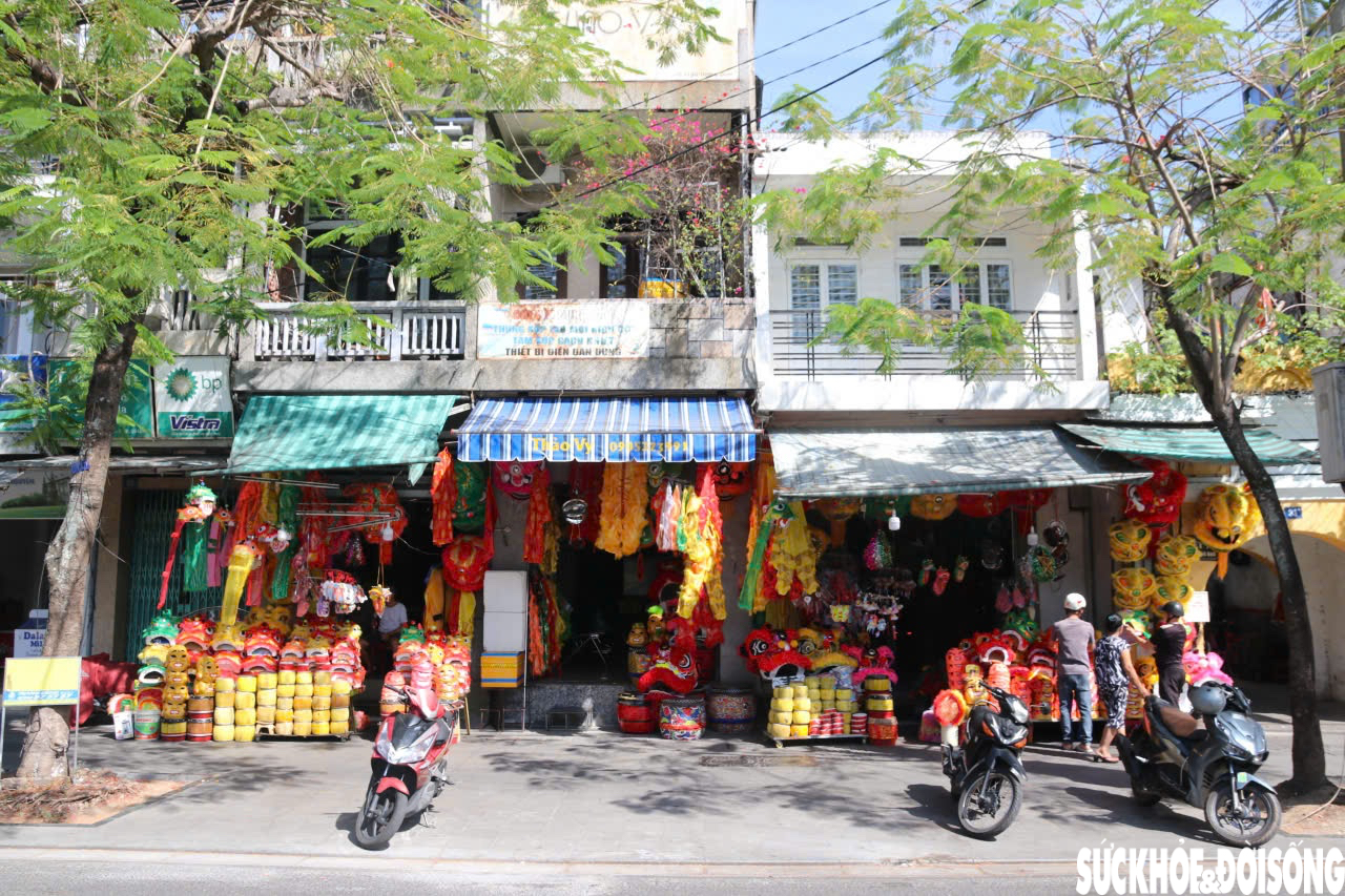 Rực rỡ sắc màu Trung thu tại khu phố 'đầu lân'- Ảnh 2.