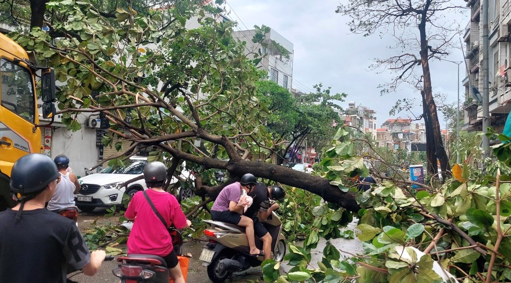 Quảng Ninh vẫn mất điện diện rộng, hệ thống thông tin bị ngắt kết nối 
- Ảnh 2.