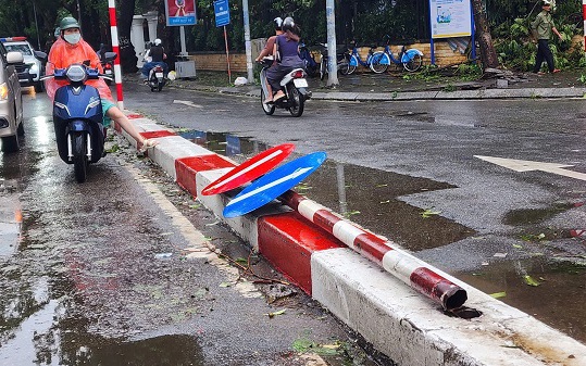 Sau bão số 3, hàng loạt cột biển báo giao thông xiêu vẹo, đổ gãy nằm phơi mình trên đường