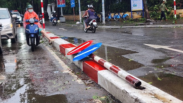 Sau bão số 3, hàng loạt cột biển báo giao thông xiêu vẹo, đổ gãy nằm phơi mình trên đường- Ảnh 5.