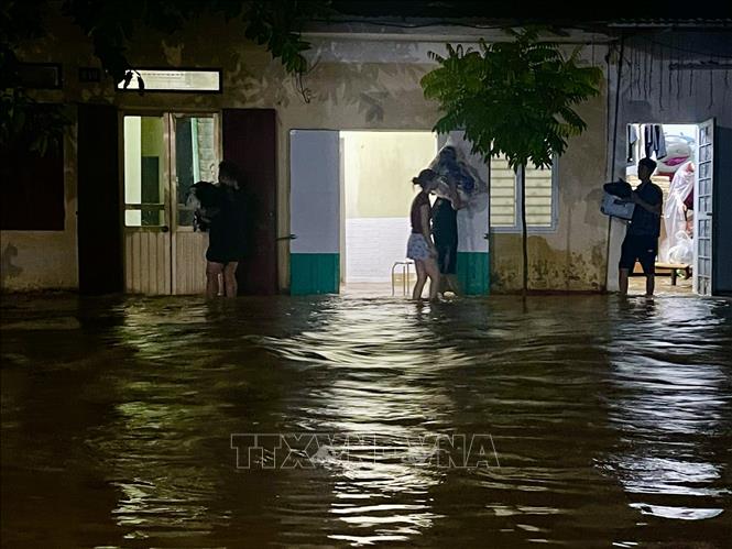 Nước sông Hồng tại Yên Bái dâng cao, nhiều nhà dân bị ngập sâu