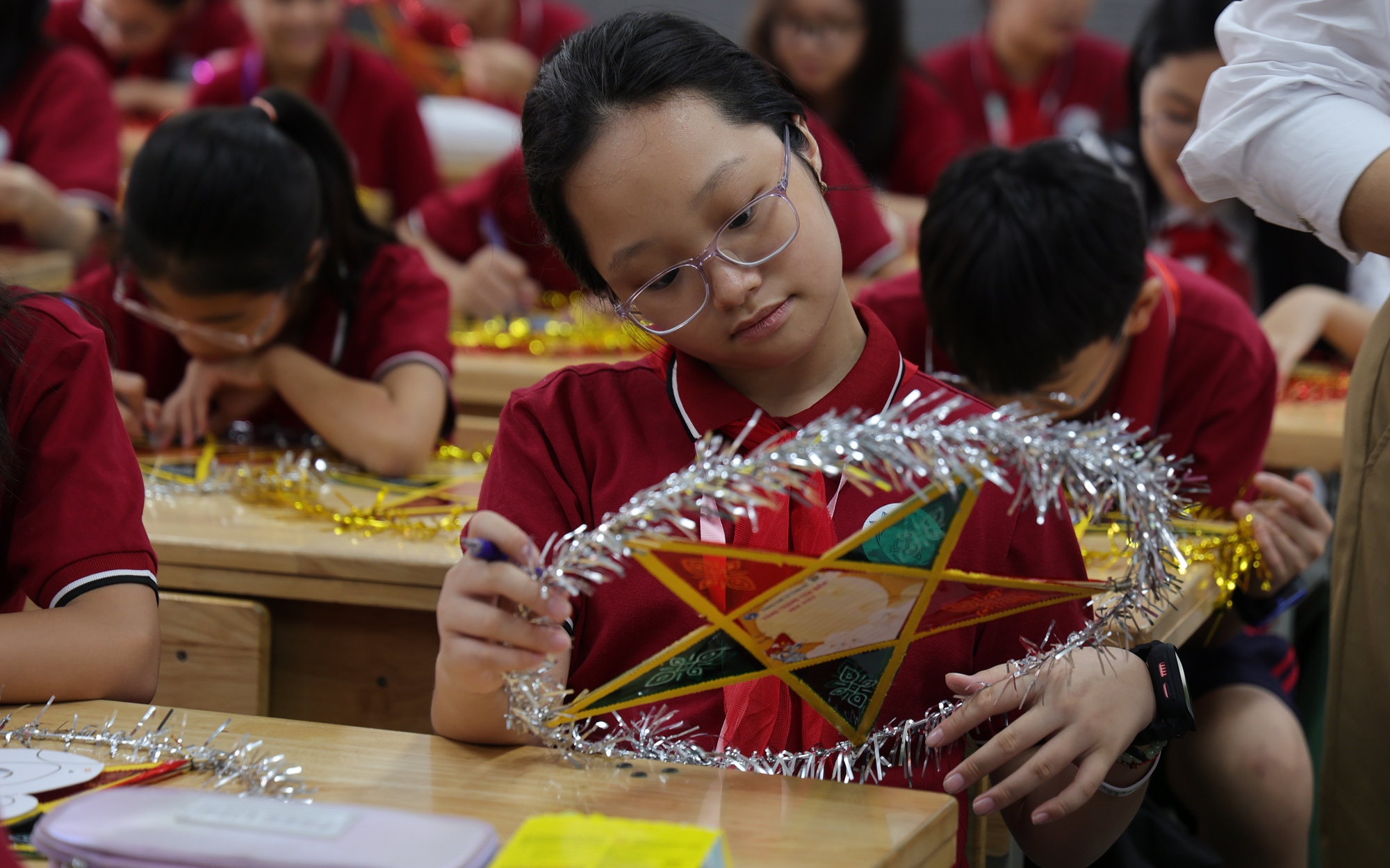 Học sinh thủ đô gửi thông điệp yêu thương trên đèn ông sao tặng thiếu nhi Trường Sa
