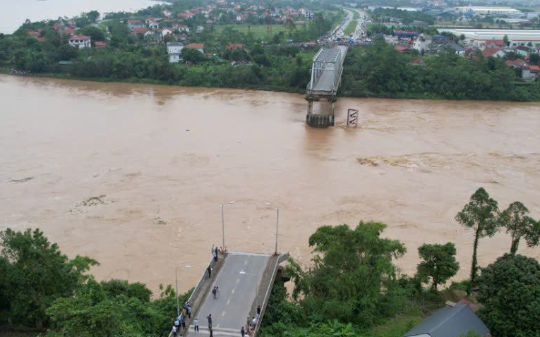 Nhân chứng kể lại khoảnh khắc sập cầu Phong Châu: Sự việc diễn ra chưa tới 1 phút