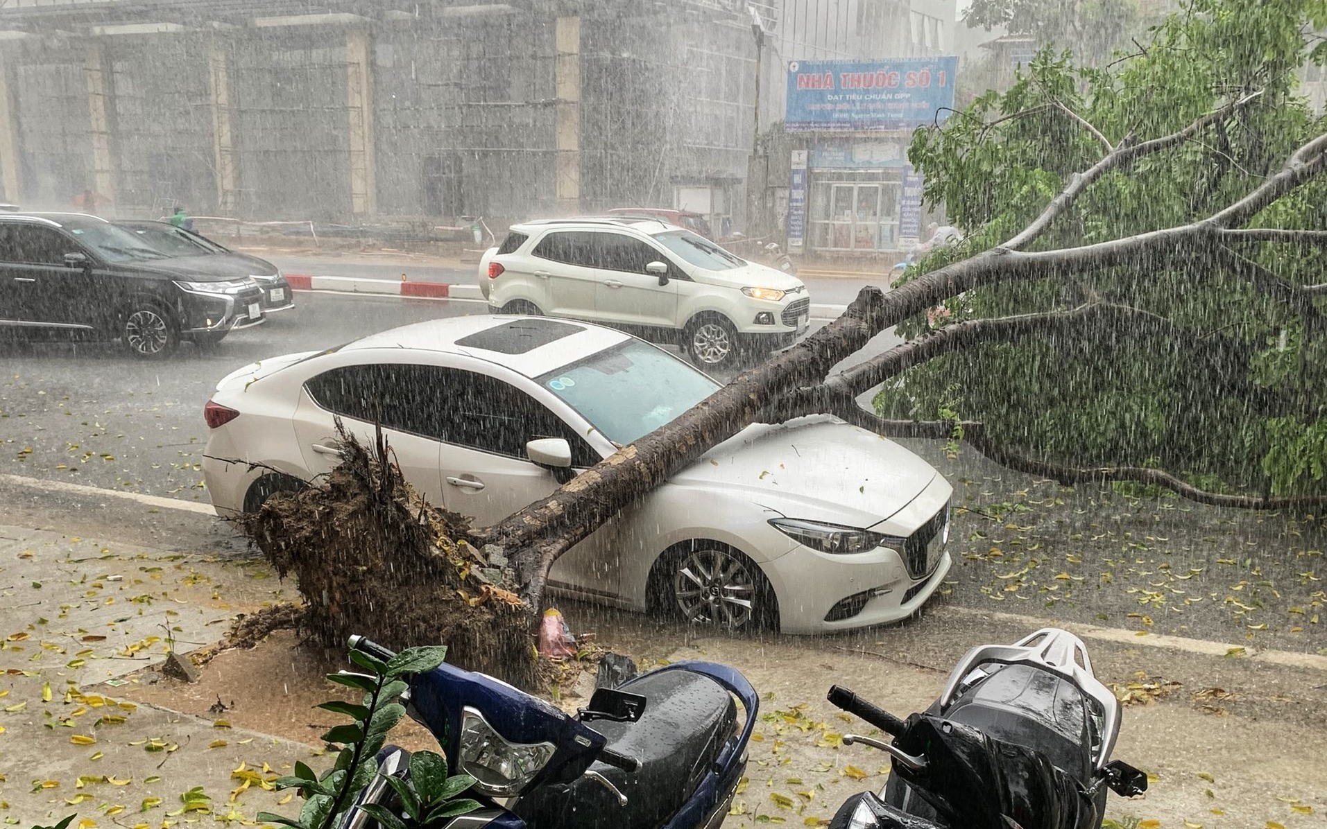 Mưa dông và tố lốc ở Hà Nội còn kéo dài