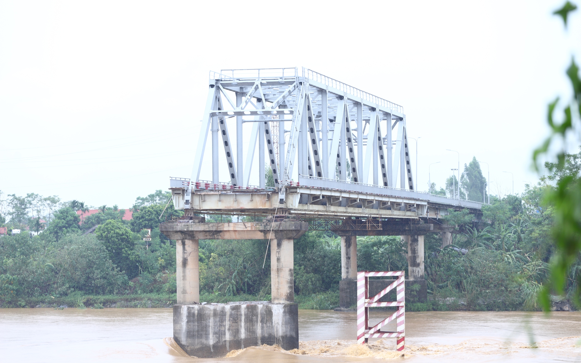 Nguyên nhân ban đầu làm sập cầu Phong Châu