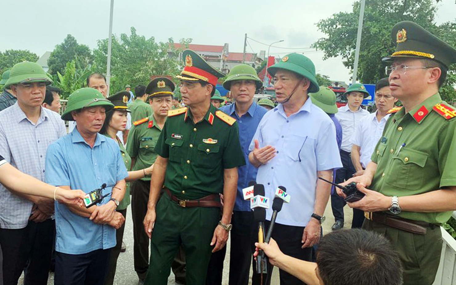 Phó Thủ tướng có mặt tại hiện trường sập cầu Phong Châu chỉ đạo tìm kiếm cứu nạn cứu hộ