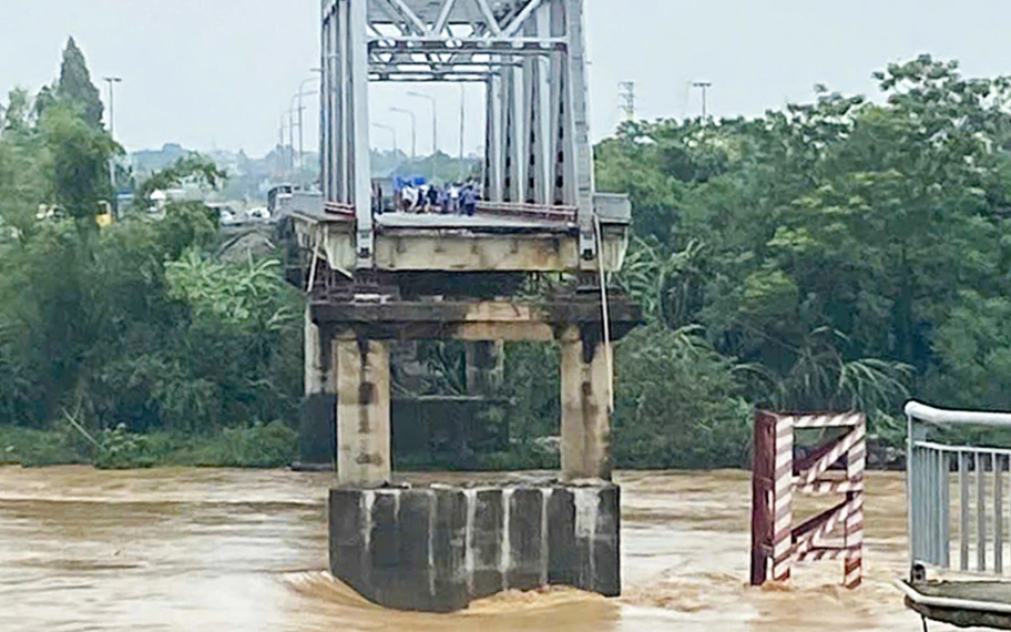 Video cận cảnh hiện trường sập cầu Phong Châu, Phú Thọ