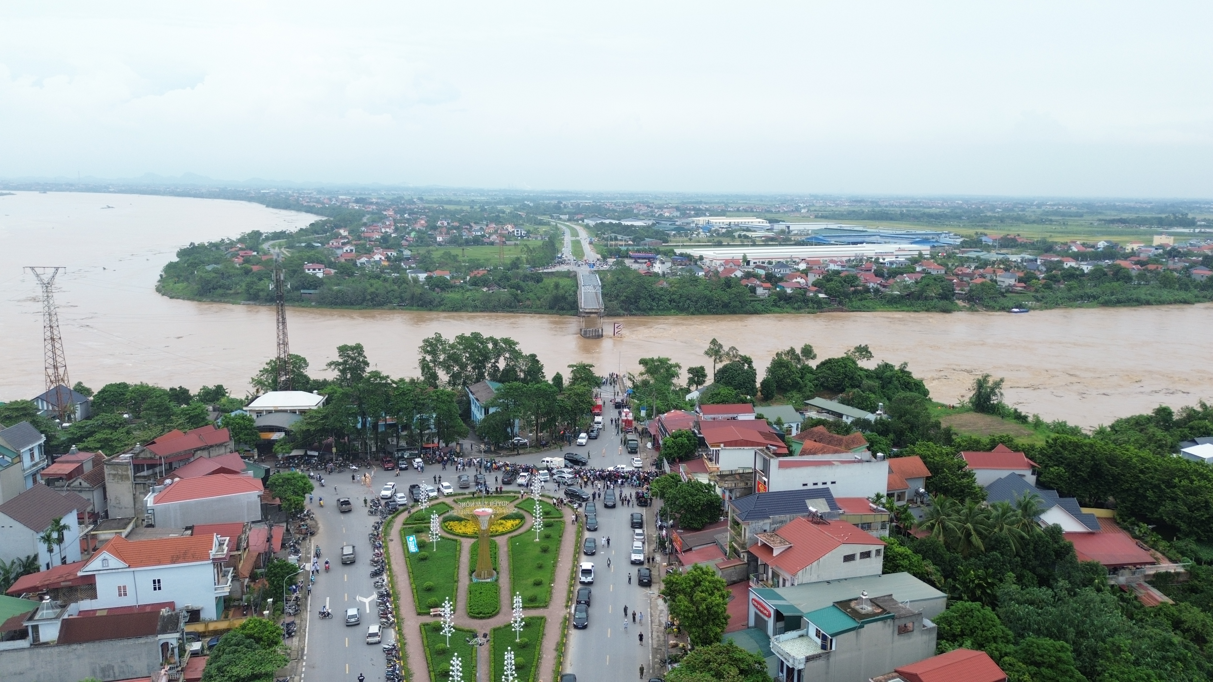 Hình ảnh hiện trường vụ sập cầu Phong Châu, Phú Thọ- Ảnh 8.