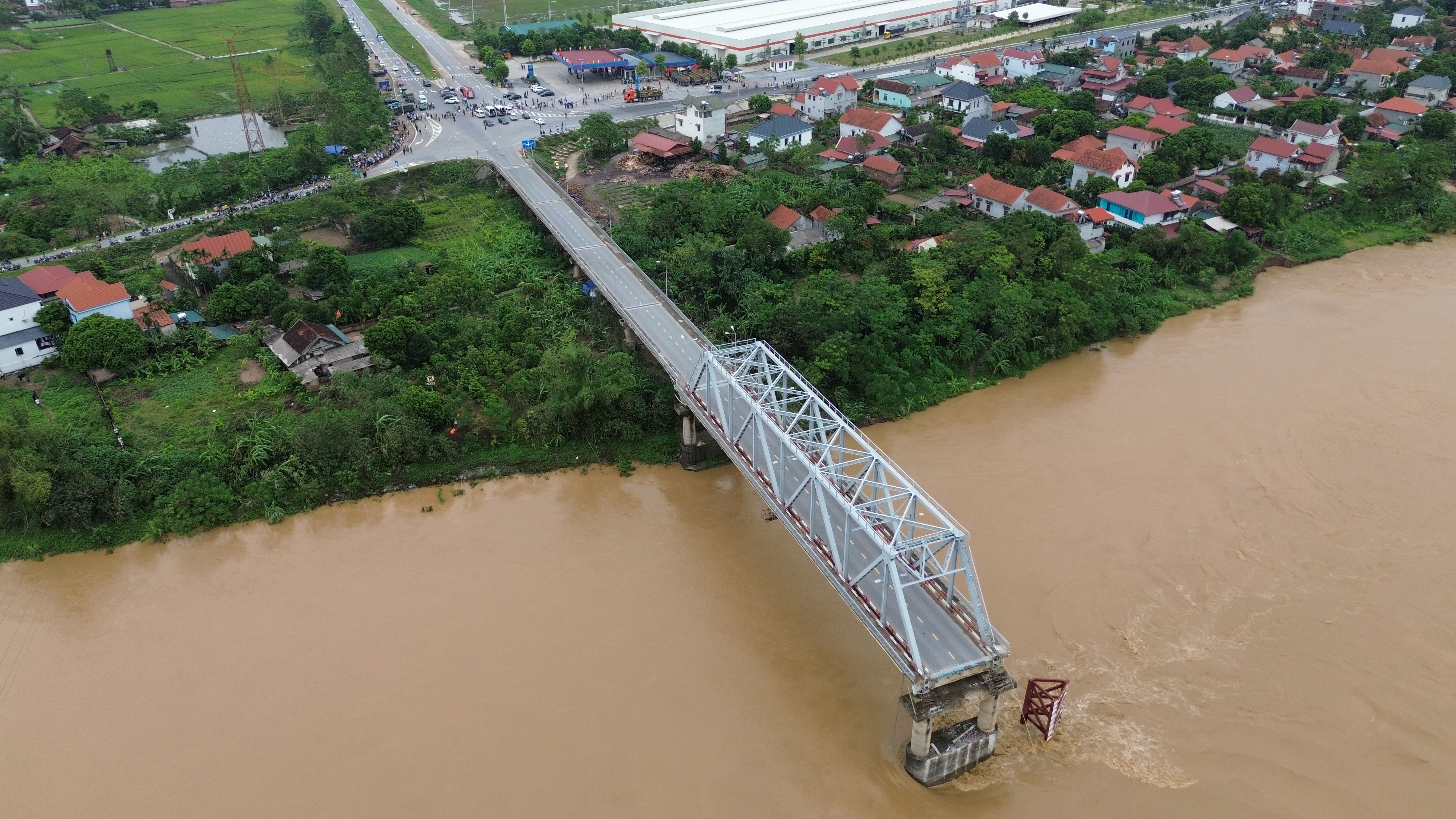 Hình ảnh hiện trường vụ sập cầu Phong Châu, Phú Thọ- Ảnh 3.