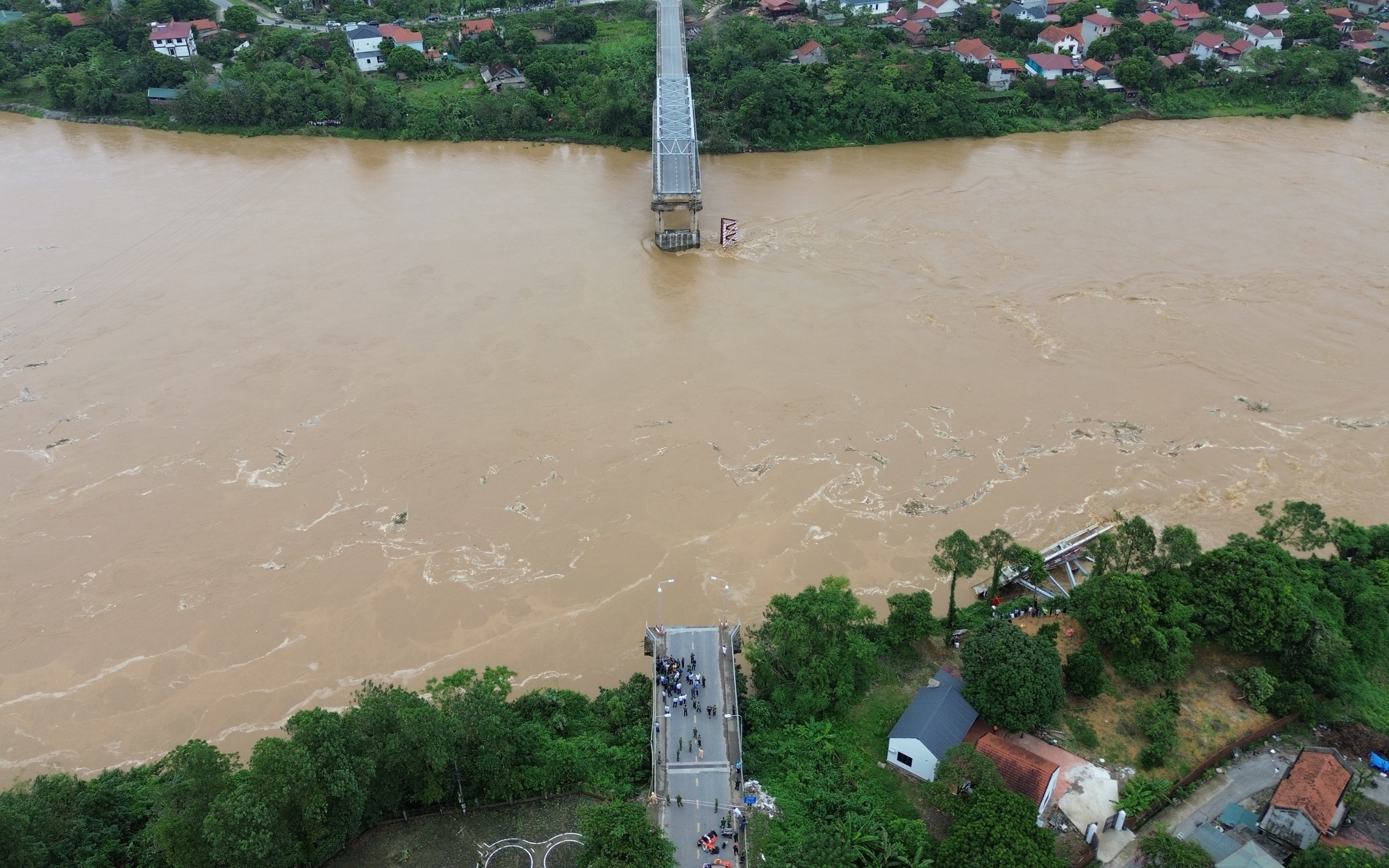 Hình ảnh hiện trường vụ sập cầu Phong Châu, Phú Thọ
