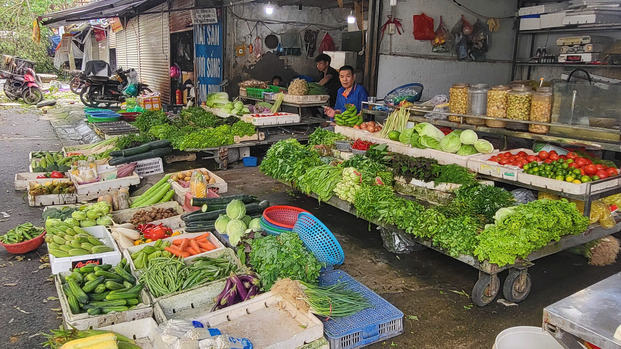 Hà Nội: Giá rau tại chợ truyền thống tăng cao