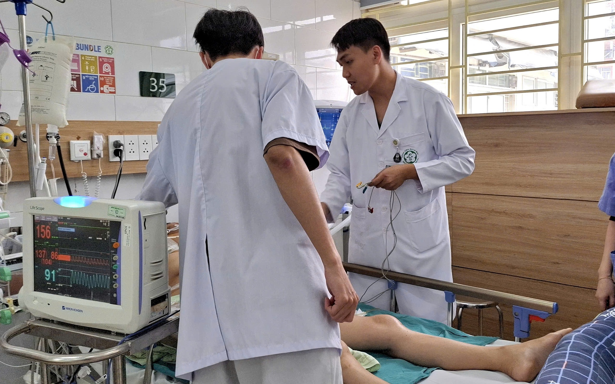 Người phụ nữ hôn mê sâu tiên lượng xấu, vì uống thuốc bột chữa bệnh dạ dày