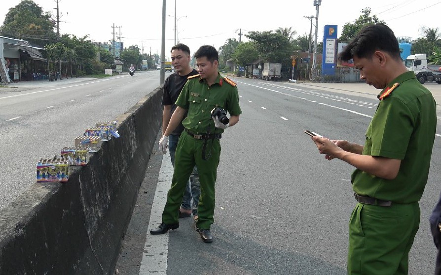 Tạm giữ hình sự 6 đối tượng đốt pháo hoa rồi nhảy múa trên Quốc lộ 1