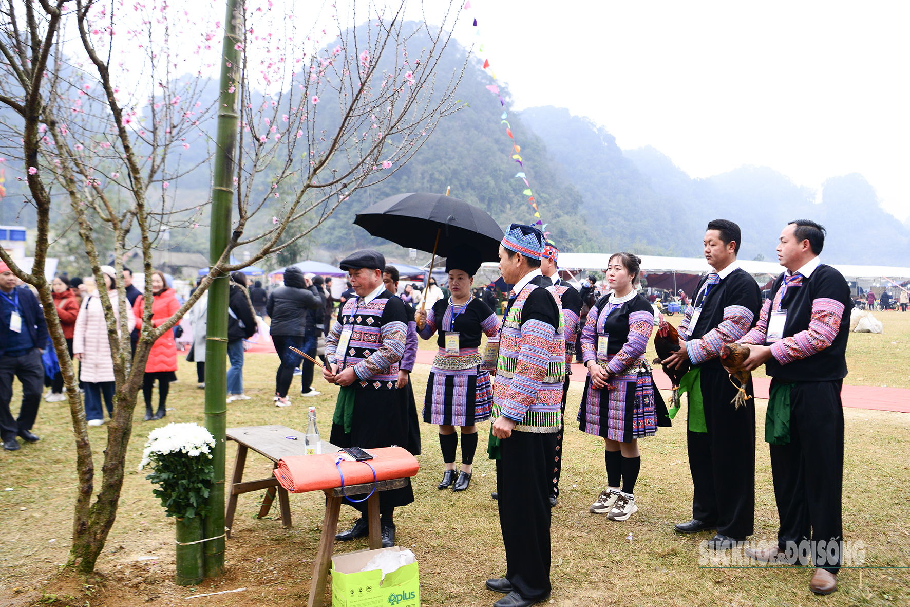 Du khách nước ngoài thích thú ném pao cùng người Mông tại lễ hội Gầu Tào- Ảnh 5.