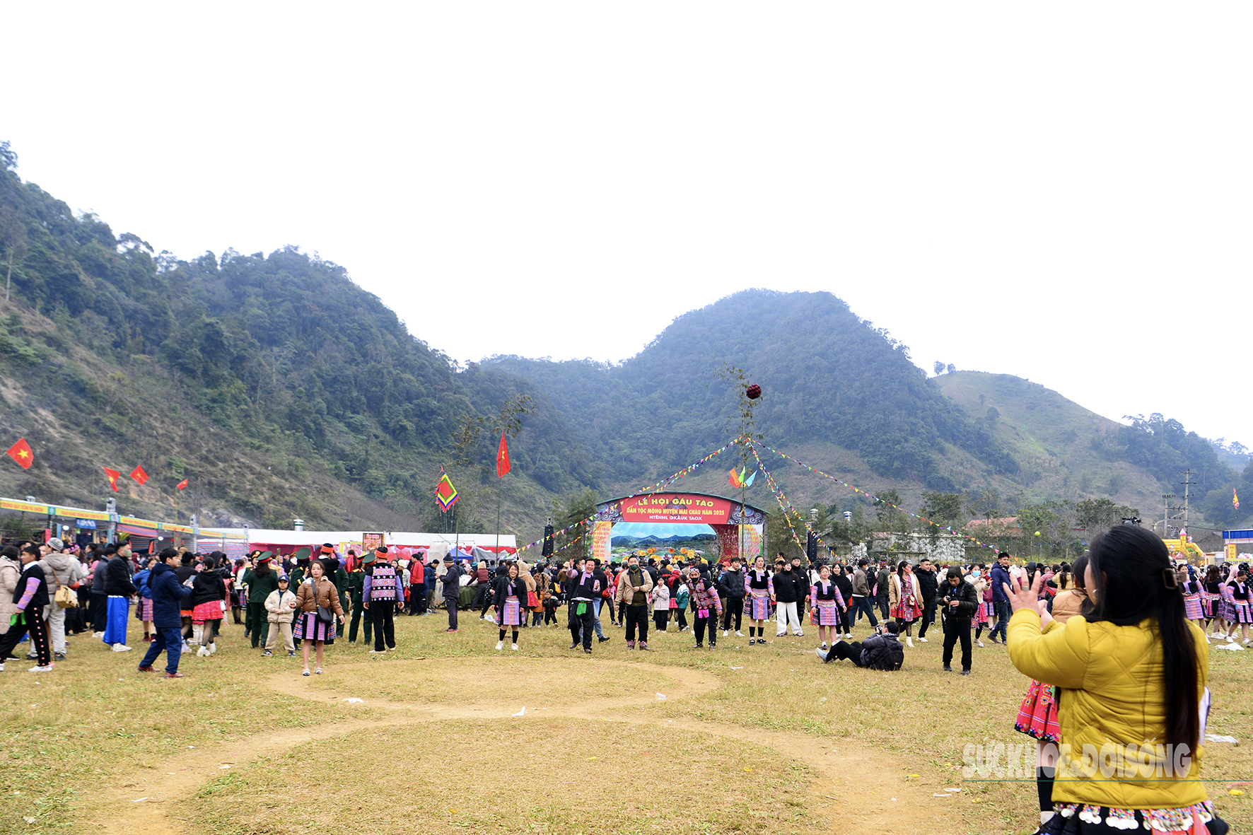 Du khách nước ngoài thích thú ném pao cùng người Mông tại lễ hội Gầu Tào- Ảnh 6.