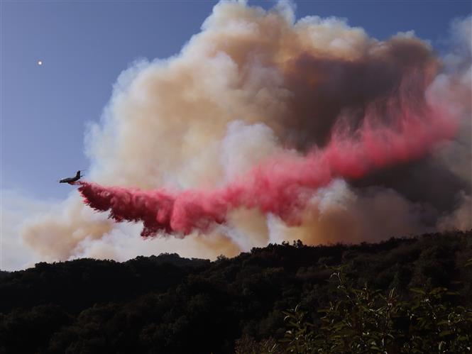 Hiểm họa chết người từ khói do cháy rừng California- Ảnh 1.